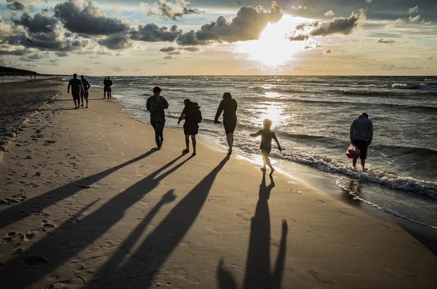 Familie am Nordseestrand im Sonnenuntergang in Butjadingen