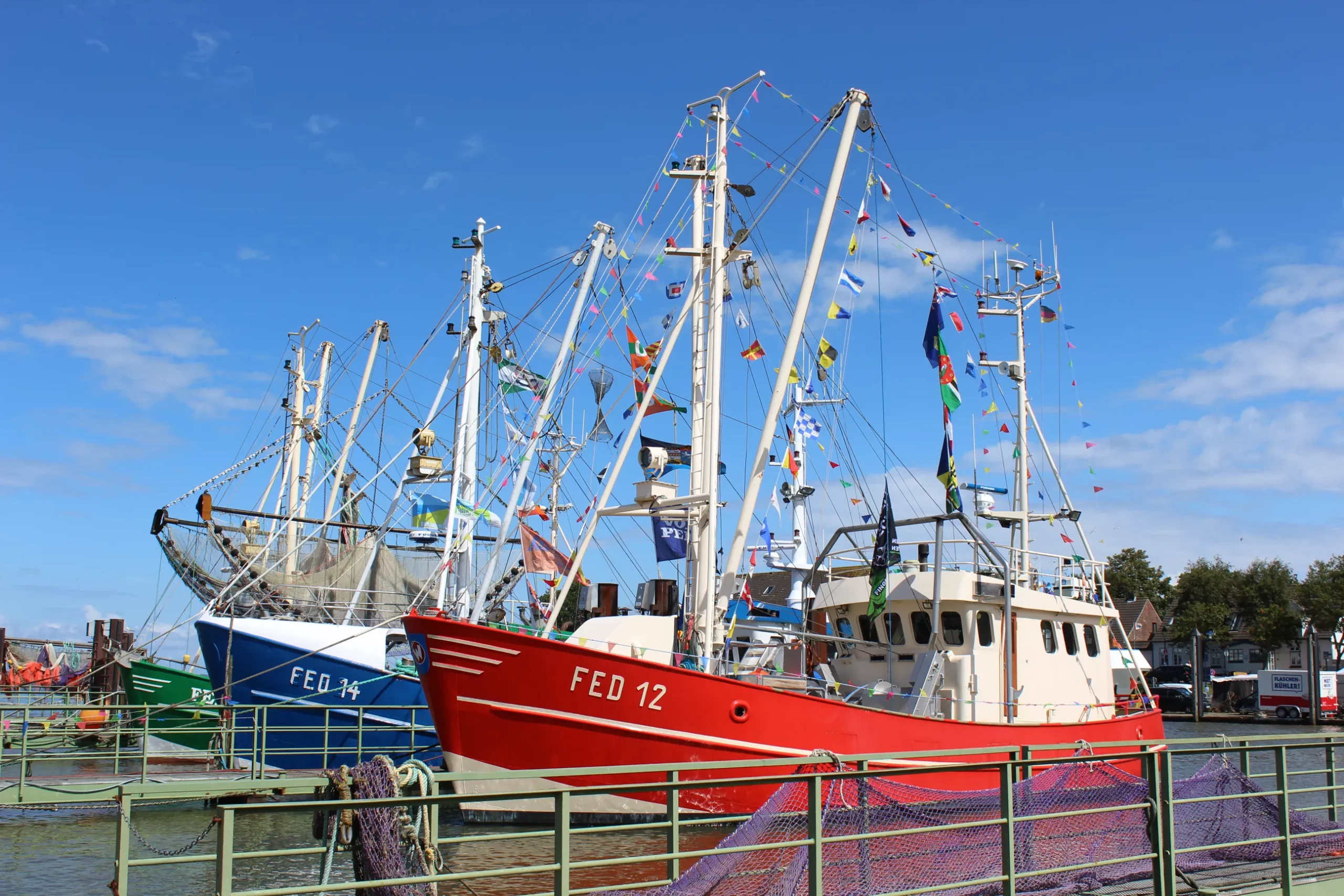 Krabbenkutter im Hafen von Fedderwardersiel