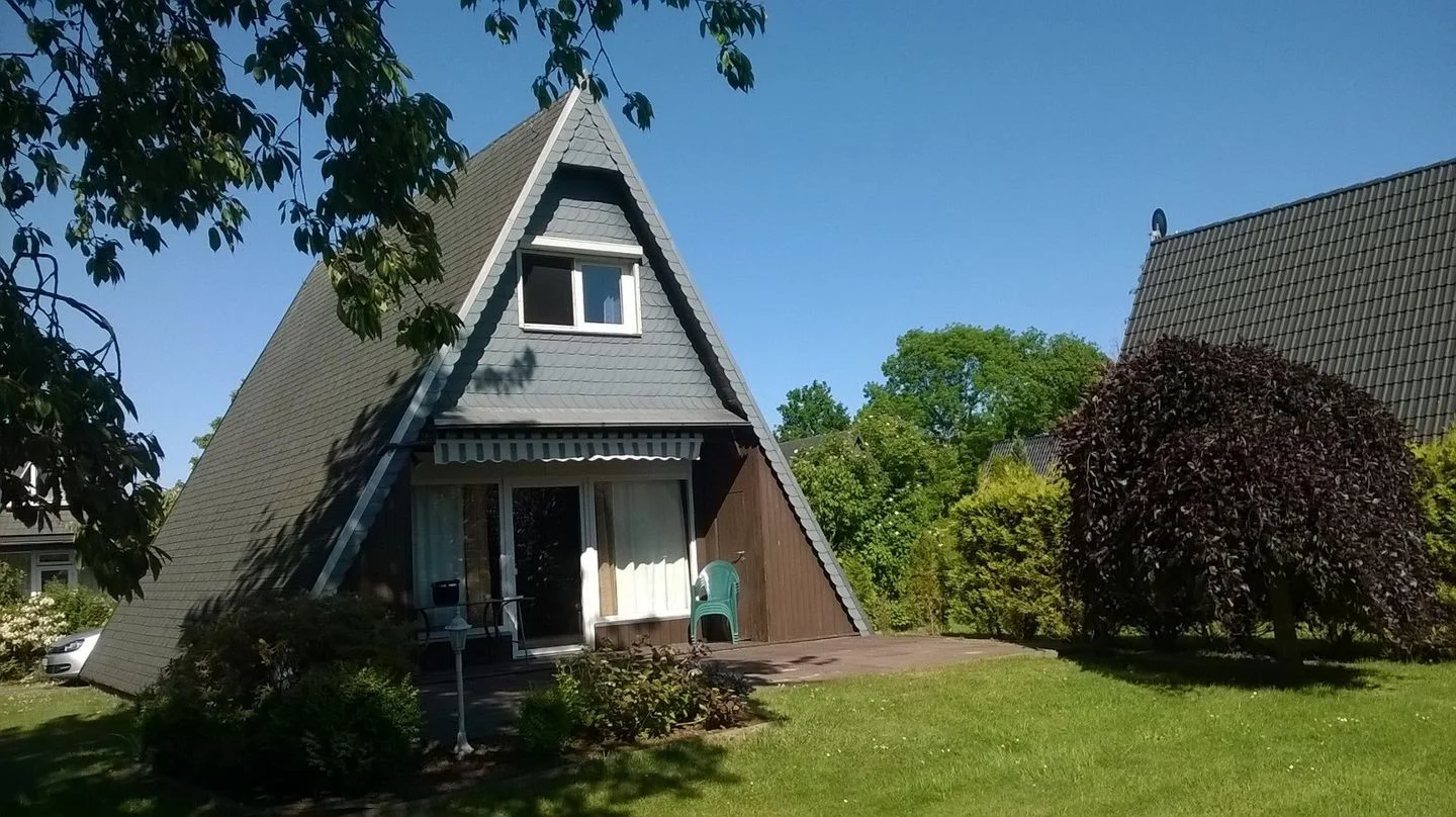 Nurdachhaus an der Nordsee mit markantem Giebeldach