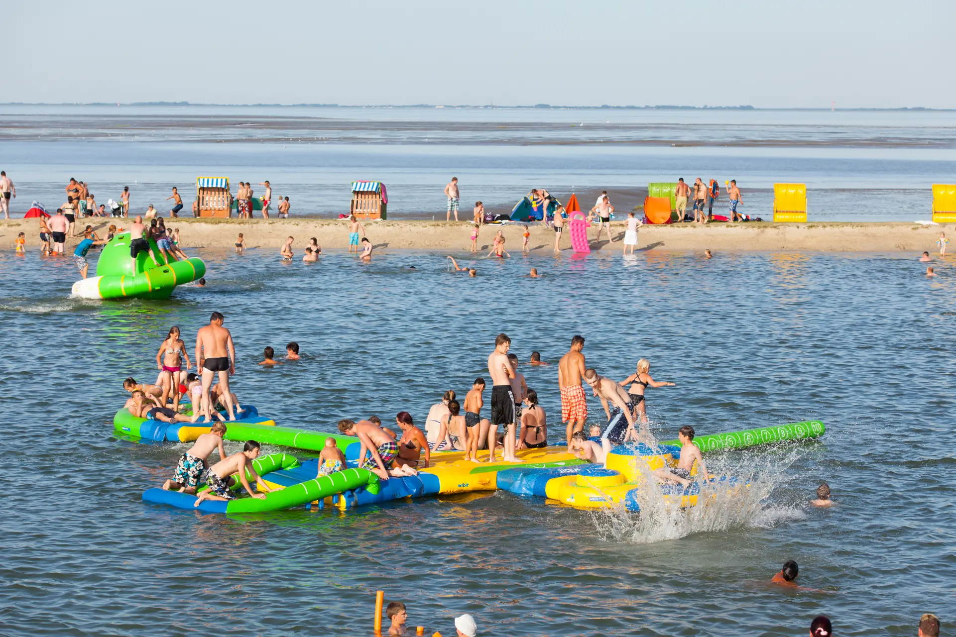 Nordsee-Lagune in Tossens mit badenden Menschen